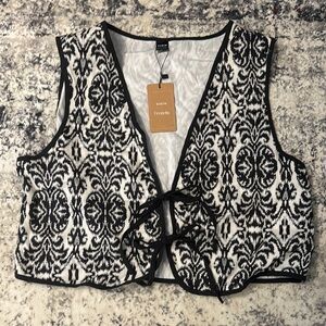 SHEIN Black and White Sleeveless Tie Front Cropped Top